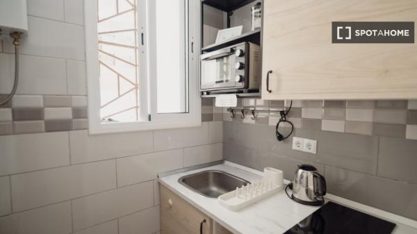 Pokój w mieszkaniu dzielonym z innymi osobami do wynajęcia w Barceloneta.