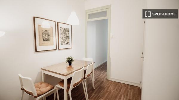 Pokój w mieszkaniu dzielonym z innymi osobami do wynajęcia w Barceloneta.