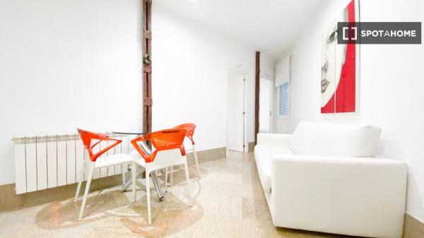 Chambre dans un appartement partagé de 3 chambres à louer à Embajadores