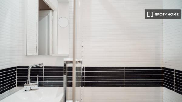 Pokój w mieszkaniu dzielonym z innymi osobami do wynajęcia w Barceloneta.