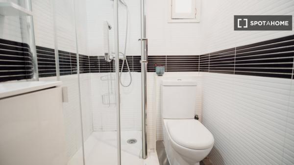 Pokój w mieszkaniu dzielonym z innymi osobami do wynajęcia w Barceloneta.