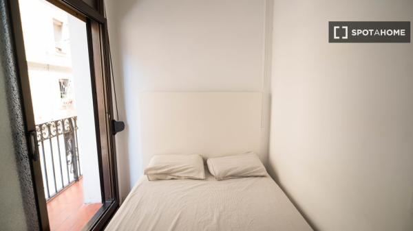 Pokój w mieszkaniu dzielonym z innymi osobami do wynajęcia w Barceloneta.