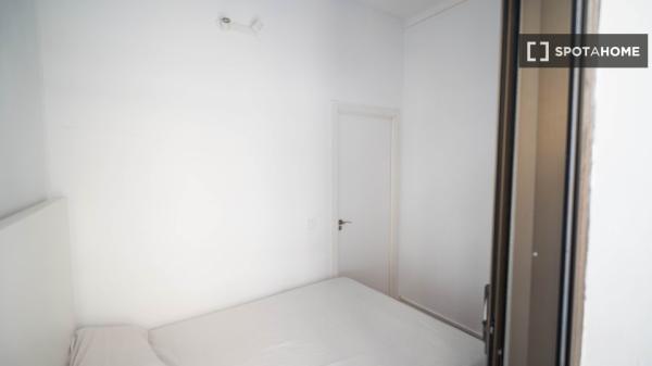 Pokój w mieszkaniu dzielonym z innymi osobami do wynajęcia w Barceloneta.