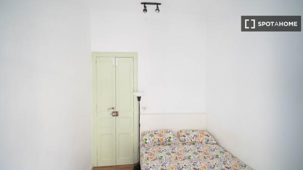 Pokój w mieszkaniu dzielonym z innymi osobami do wynajęcia w Barceloneta.