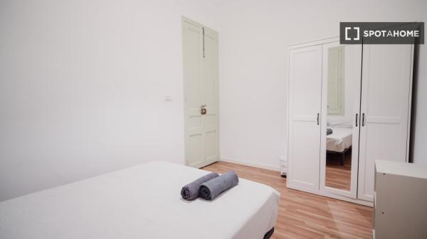 Pokój w mieszkaniu dzielonym z innymi osobami do wynajęcia w Barceloneta.