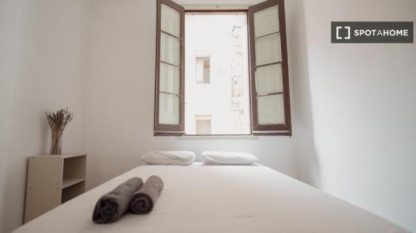 Pokój w mieszkaniu dzielonym z innymi osobami do wynajęcia w Barceloneta.