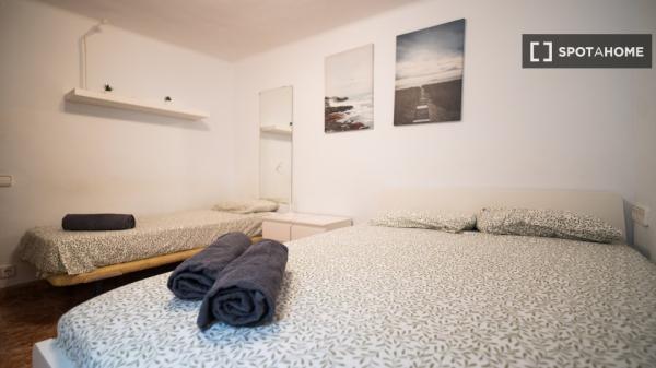 Zimmer in einer 5-Zimmer-WG in El Gòtic, Barcelona, zu vermieten.