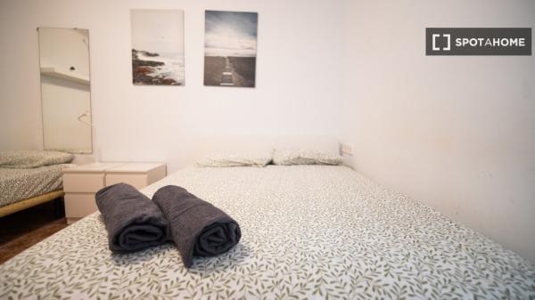 Zimmer in einer 5-Zimmer-WG in El Gòtic, Barcelona, zu vermieten.