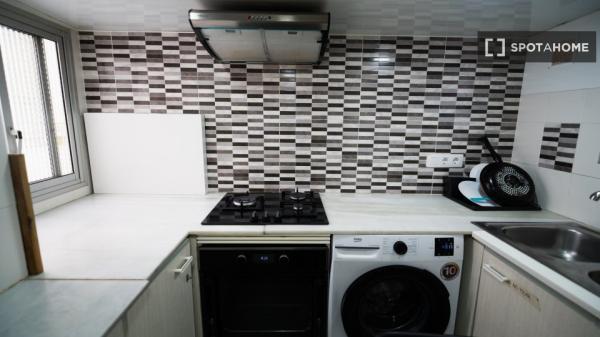 Zimmer in einer 5-Zimmer-WG in El Gòtic, Barcelona, zu vermieten.