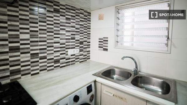 Zimmer in einer 5-Zimmer-WG in El Gòtic, Barcelona, zu vermieten.