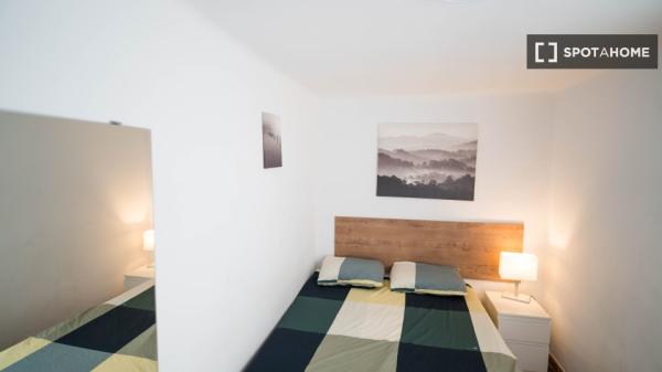 Zimmer in einer 5-Zimmer-WG in El Gòtic, Barcelona, zu vermieten.