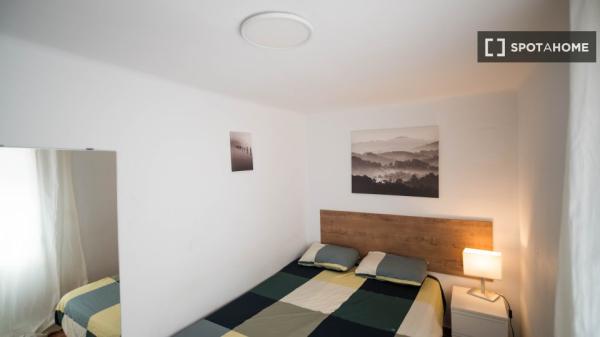 Zimmer in einer 5-Zimmer-WG in El Gòtic, Barcelona, zu vermieten.