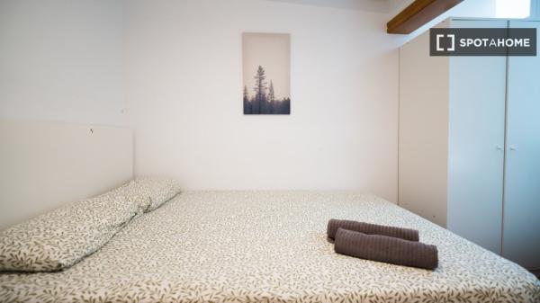 Zimmer in einer 5-Zimmer-WG in El Gòtic, Barcelona, zu vermieten.