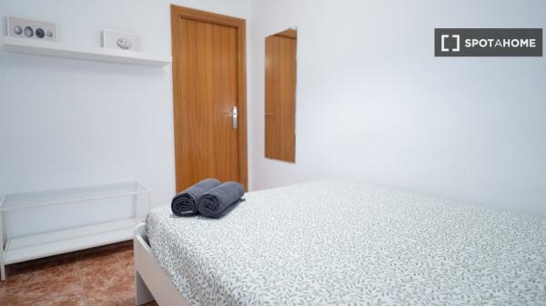 Zimmer in einer 5-Zimmer-WG in El Gòtic, Barcelona, zu vermieten.