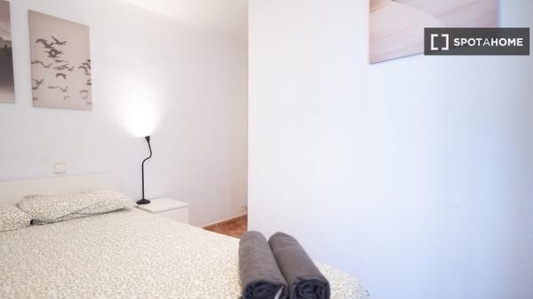 Zimmer in einer 5-Zimmer-WG in El Gòtic, Barcelona, zu vermieten.