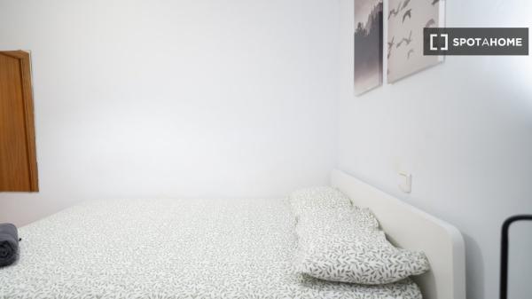 Zimmer in einer 5-Zimmer-WG in El Gòtic, Barcelona, zu vermieten.