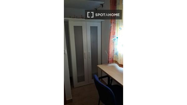 Se alquila habitación en piso compartido de 4 habitaciones en Los Cármenes