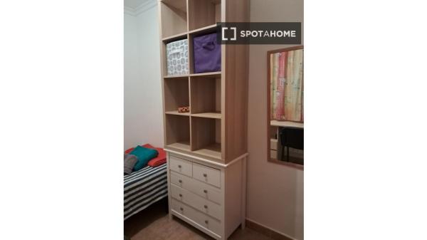 Se alquila habitación en piso compartido de 4 habitaciones en Los Cármenes