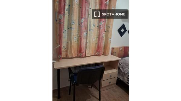 Se alquila habitación en piso compartido de 4 habitaciones en Los Cármenes