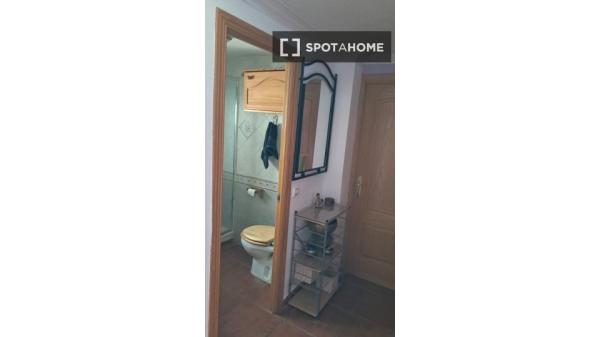 Se alquila habitación en piso compartido de 4 habitaciones en Los Cármenes