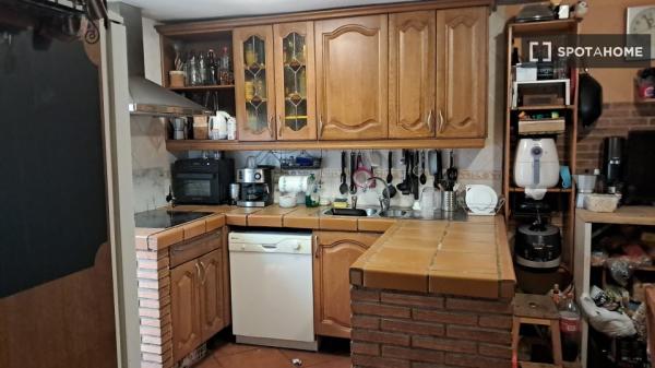 Se alquila habitación en piso compartido de 4 habitaciones en Los Cármenes