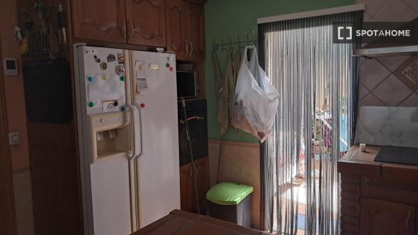 Se alquila habitación en piso compartido de 4 habitaciones en Los Cármenes