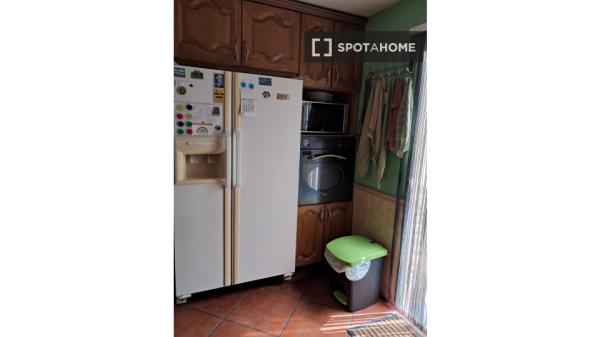 Se alquila habitación en piso compartido de 4 habitaciones en Los Cármenes