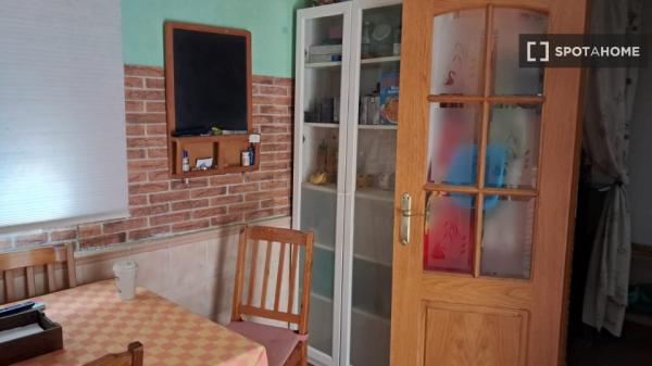 Se alquila habitación en piso compartido de 4 habitaciones en Los Cármenes