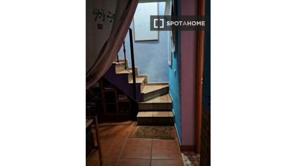 Se alquila habitación en piso compartido de 4 habitaciones en Los Cármenes