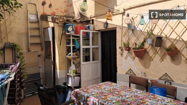 Se alquila habitación en piso compartido de 4 habitaciones en Los Cármenes