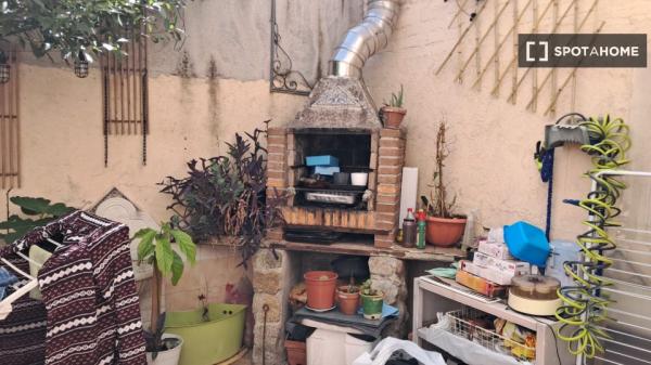 Se alquila habitación en piso compartido de 4 habitaciones en Los Cármenes