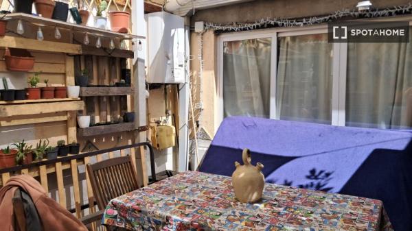 Se alquila habitación en piso compartido de 4 habitaciones en Los Cármenes