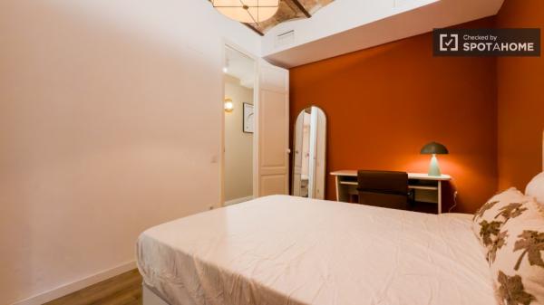 Chambre dans un appartement partagé de 3 chambres à El Fort Pienc, Barcelone.
