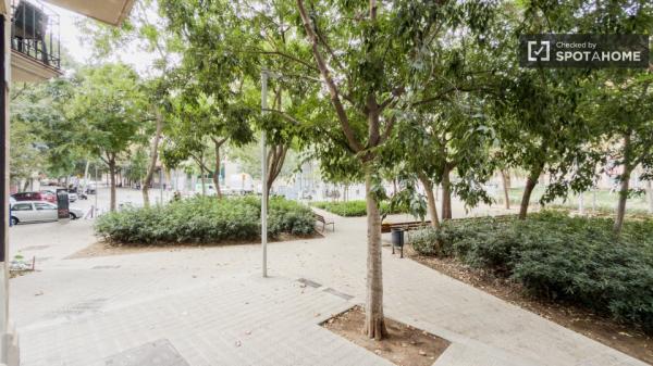 Chambre dans un appartement partagé de 3 chambres à El Fort Pienc, Barcelone.