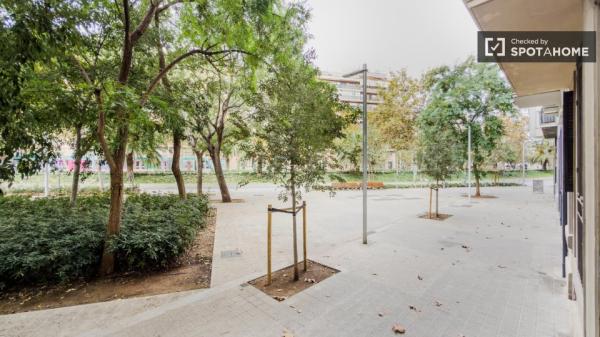 Chambre dans un appartement partagé de 3 chambres à El Fort Pienc, Barcelone.