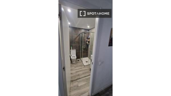 Room in shared flat for rent in Ventas, Madrid