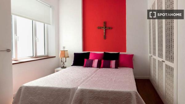 4-bedroom apartment for rent in Feria, Seville.