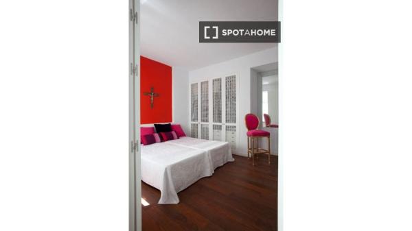 4-bedroom apartment for rent in Feria, Seville.