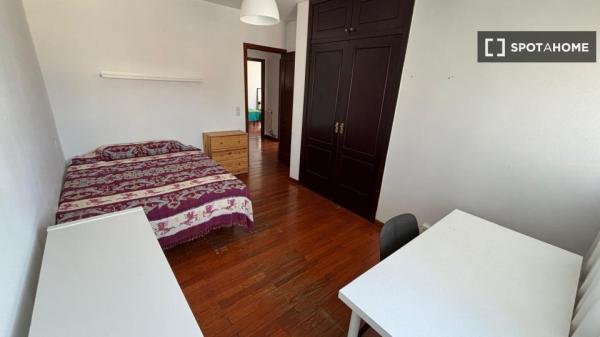 Piso de 4 habitaciones en alquiler en Pontevedra