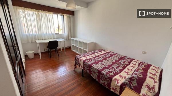 Piso de 4 habitaciones en alquiler en Pontevedra
