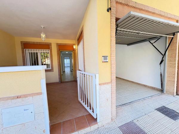 Chalet pareado en calle Juan Carlos I