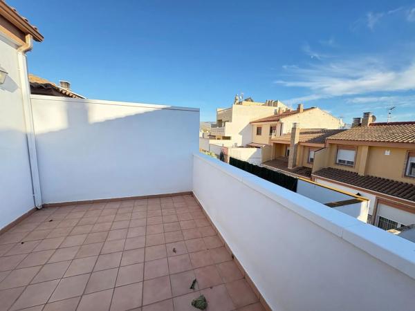 Chalet pareado en calle Juan Carlos I