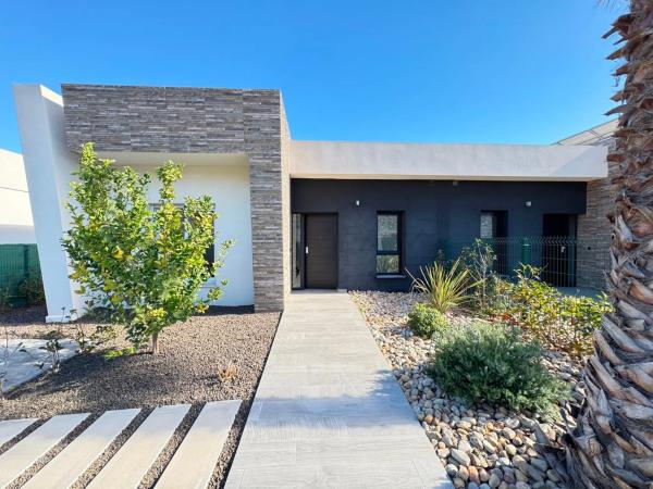 Chalet pareado en calle Daya Vieja