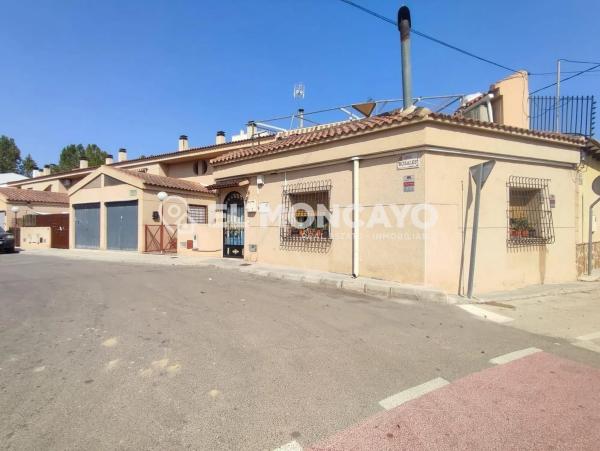 Chalet adosado en calle Rosales