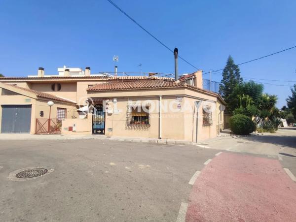 Chalet adosado en calle Rosales