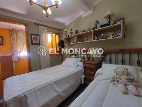 Chalet adosado en calle Rosales