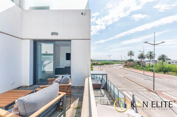 Chalet pareado en avenida 8 de Marzo, 37