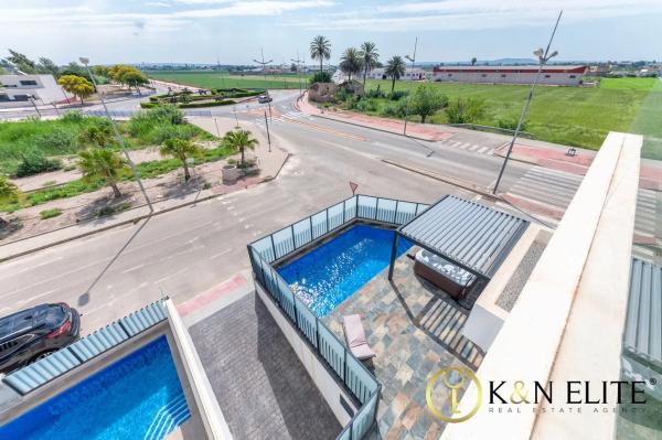 Chalet pareado en avenida 8 de Marzo, 37