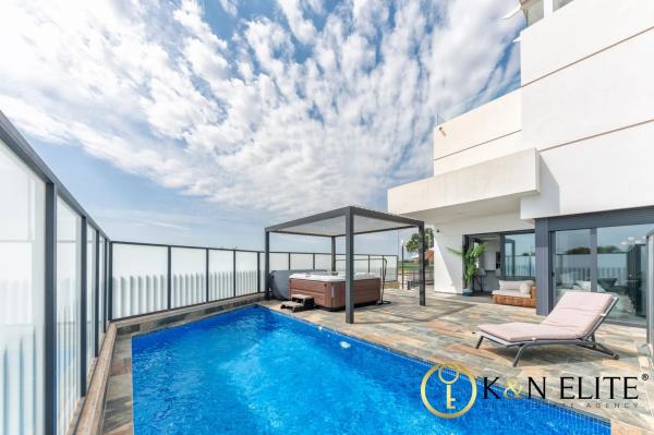 Chalet pareado en avenida 8 de Marzo, 37