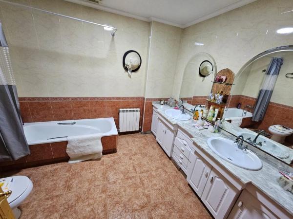 Chalet adosado en calle Ramón y Cajal